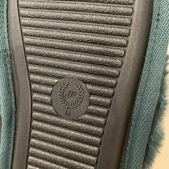 Victoria’s Secret - Pink Plush Robe and Slippers Set - Picture 7 of 7